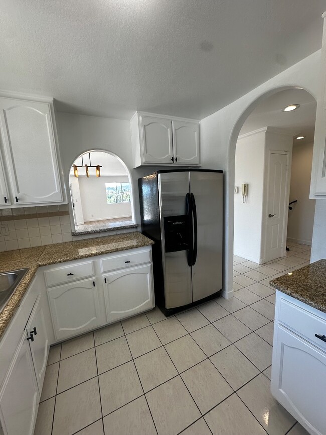 Building Photo - 4003 Sunset Dr