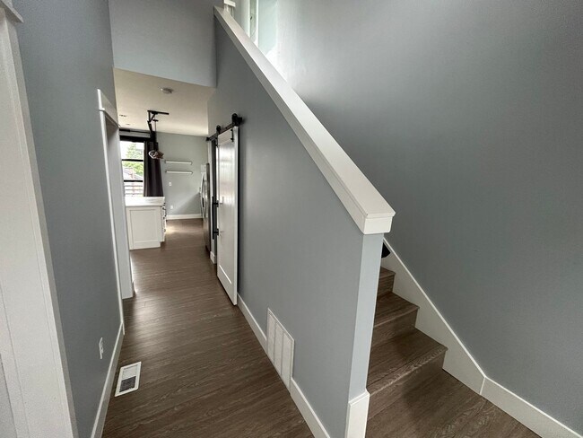 Building Photo - Modern 2 Bed, 2 Bath with Rooftop Patio!