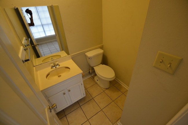 Building Photo - 1110 Willow Creek Dr