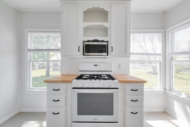 Building Photo - 710 N Ave H