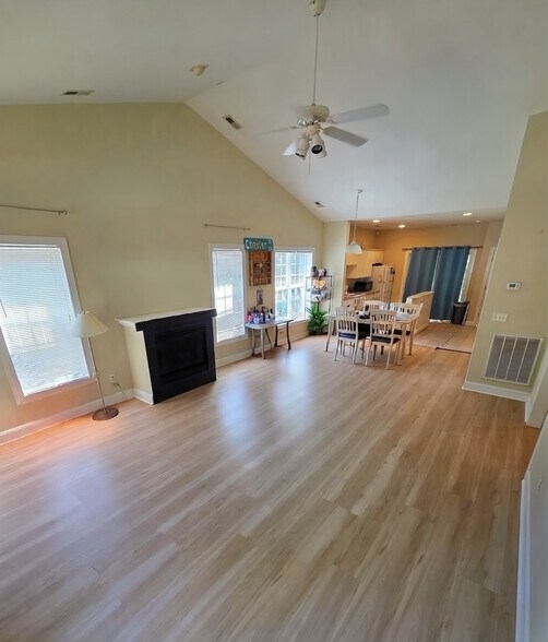 Building Photo - 142 Charter Dr