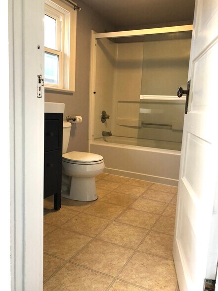 main floor bathroom - 5336 SE 44th Ave