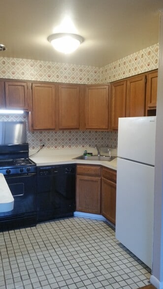 kitchen - 1510 S George Mason Dr