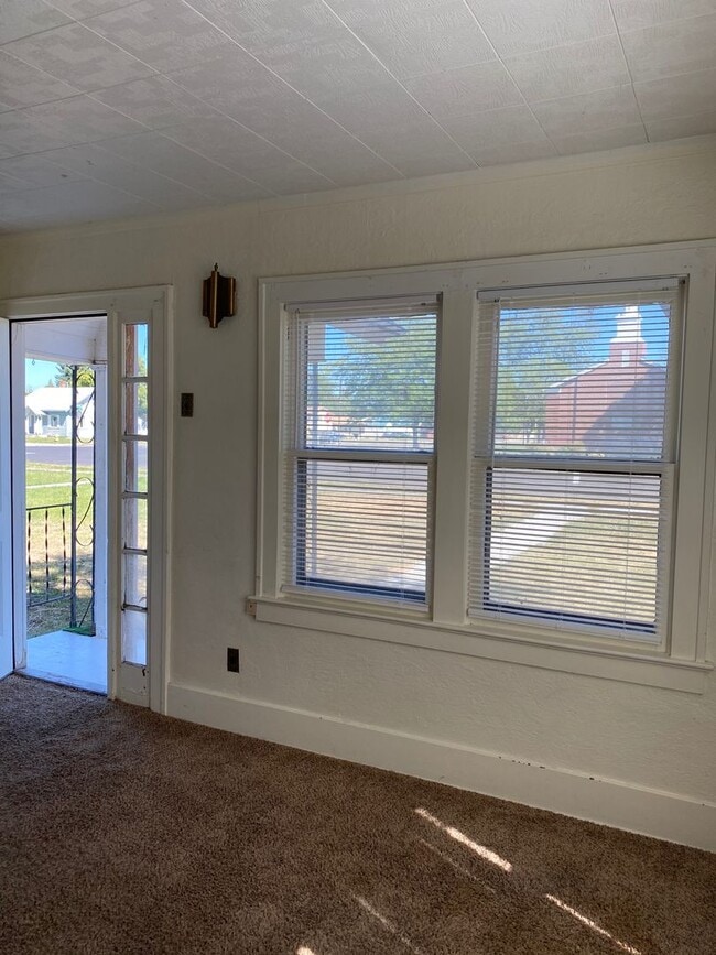 Building Photo - Single Family Home Bungalow-two bedroom/one bath-laundry