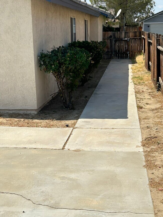 Side Yard - 45408 17th St E