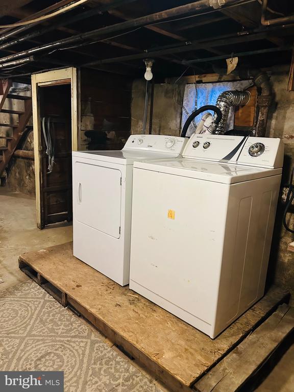 Building Photo - 6561 Maple Ave