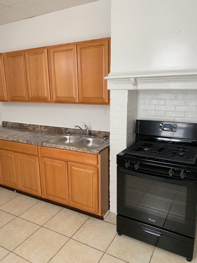 Building Photo - Spacious 4 Bedroom 1.5 Bath, 2 Car Garage-...