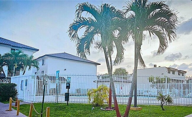 Building Photo - 800 SW 104th Ct