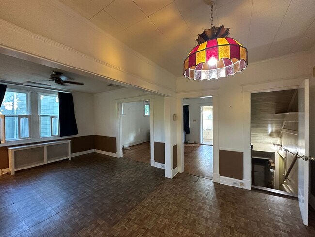 Building Photo - Charming 3 Bedroom/1.5 Bathroom Home in Ha...