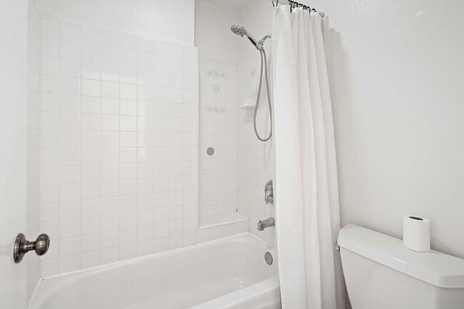 Building Photo - Gorgeous 2 Story Townhome in Valencia!