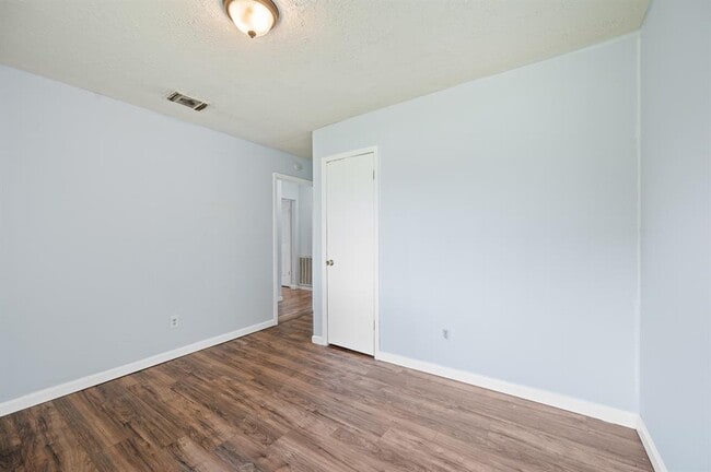 Building Photo - 13910 New Village Ln