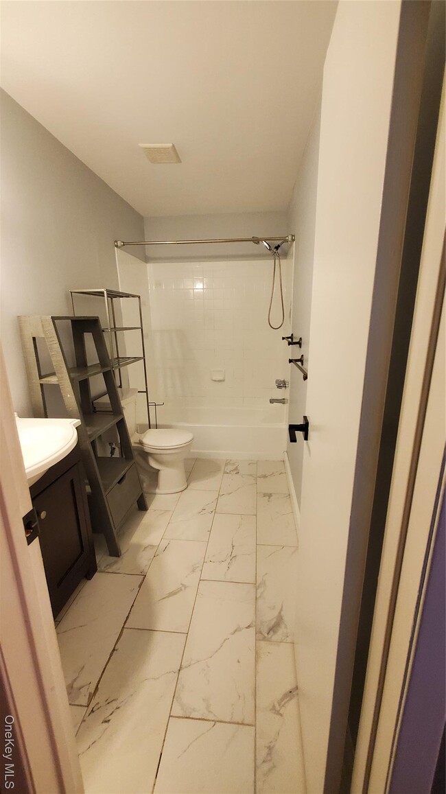 Building Photo - 1404 Sara Cir