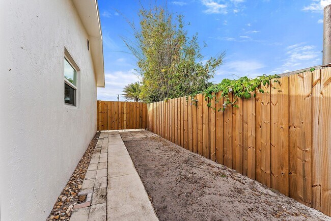 Building Photo - 513 E Whitney Dr