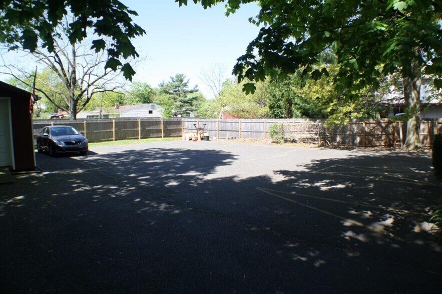 Building Photo - 716 W Main St