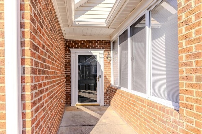 Building Photo - 8189 Windsor Ridge Dr