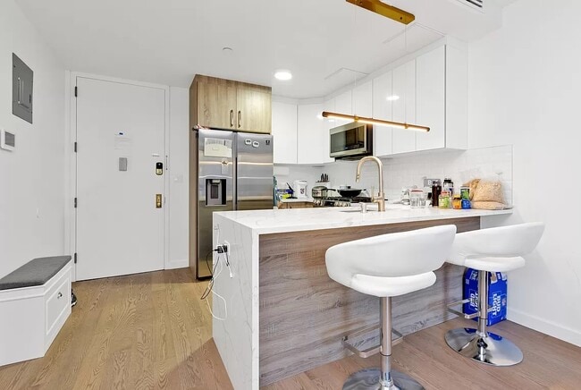 Building Photo - Modern 1BR – Limited Availability