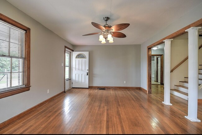 Building Photo - 401 Hillcrest Dr