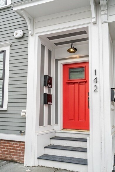 Building Photo - 142 W 8th St