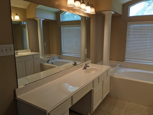 Building Photo - 10430 Lyndon Meadows Dr