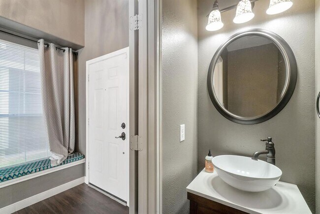 Building Photo - 17139 Oakwood Chase Dr