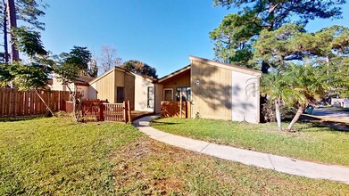 Building Photo - Great 3/2 patio home available now!