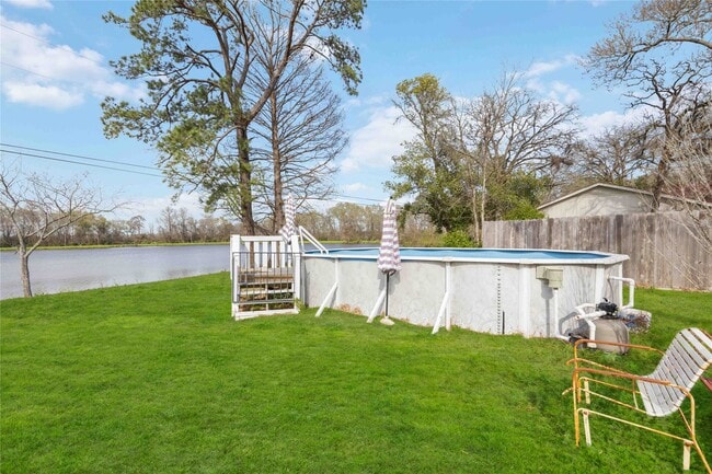 Building Photo - 911 Brook Forest Dr