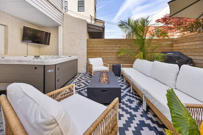 Building Photo - 2207 Lombard St