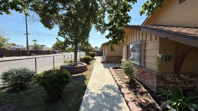 Building Photo - ***JUST REDUCED!!!*** 5-Bedroom Family Home with Large Yard & Prime Location in Visalia