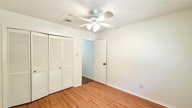 Building Photo - 10105 Oak Hollow Dr