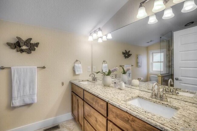 Building Photo - Beautiful 2 Bed/2.5 Bath Home in the Highl...