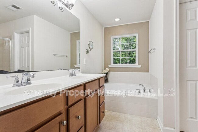 Building Photo - 3271 Newland Ct