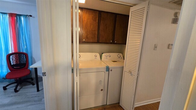 Building Photo - 8427 Hearth Dr