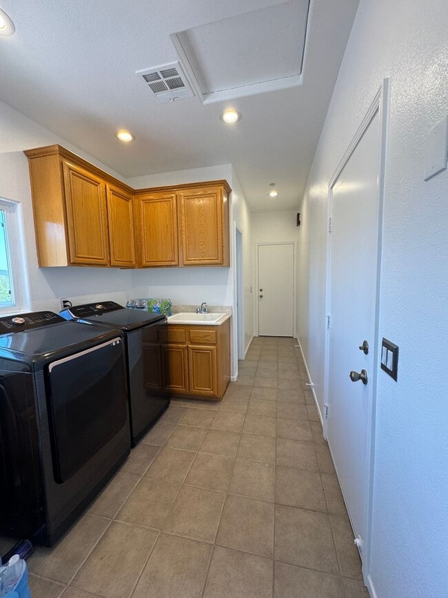 Building Photo - BEAUTIFUL 4BR/3BA home in SINGING HILLS VI...