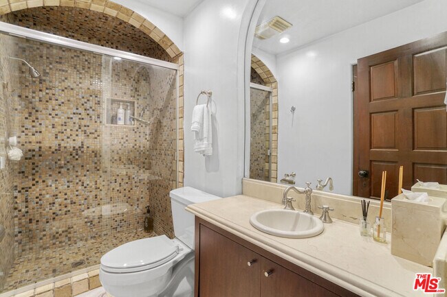 Building Photo - 707 N Bedford Dr