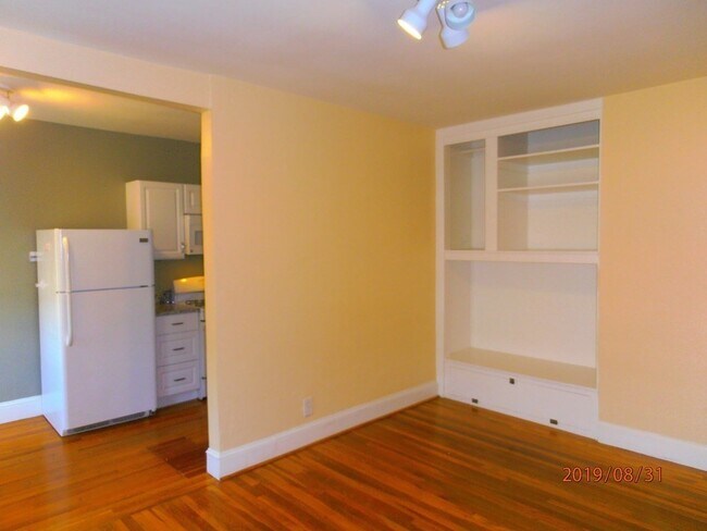 Building Photo - 38 Linnaean St