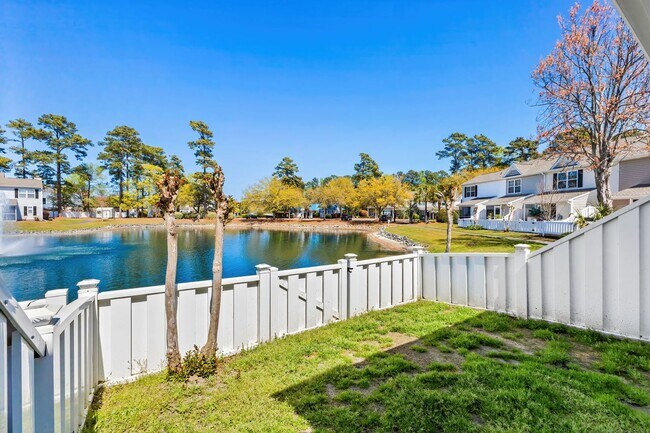 Building Photo - Charming Townhome with Water Views near The Market Common!