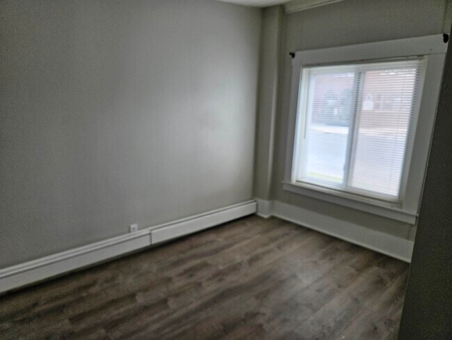 Building Photo - 4 Elm St