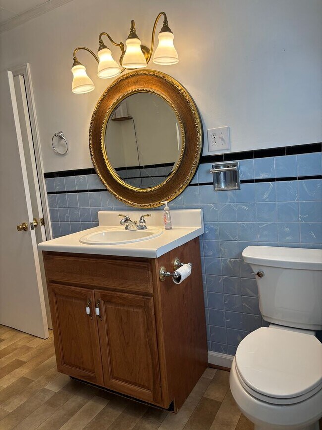 Building Photo - 3 BED, 1 BATH BRICK HOME