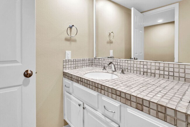 Building Photo - Beautiful 3 Bedroom/2.5 bath  detached hom...