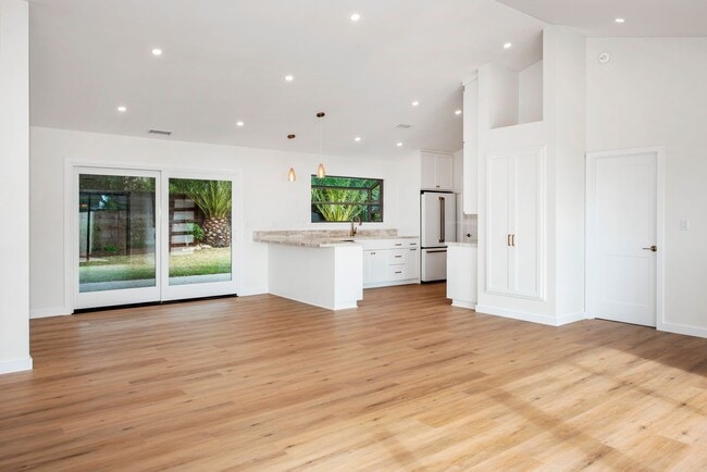 Building Photo - Beautifully Remodeled Mesa home with Ocean...