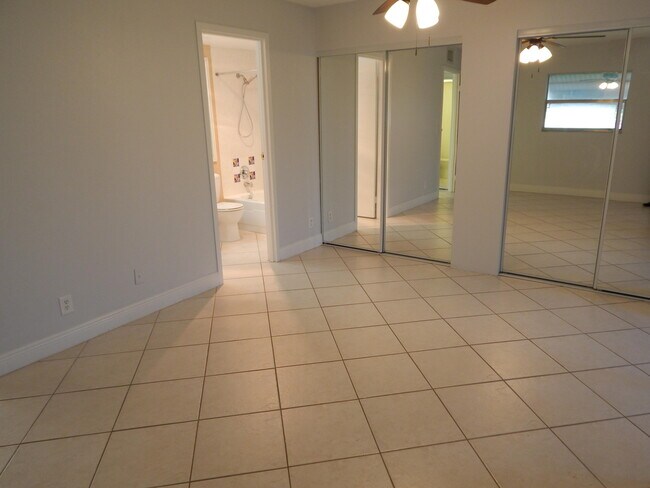Building Photo - 242 Seville K