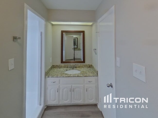 Building Photo - 10144 Desert Willow Dr