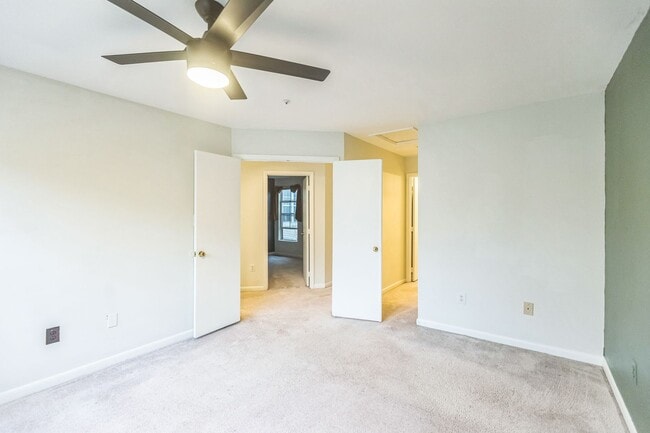 Building Photo - Bright & Spacious 3BR Townhome with Garage...