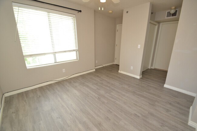 Building Photo - 2 Bedroom 2 Bath Condo on 9th East!!!