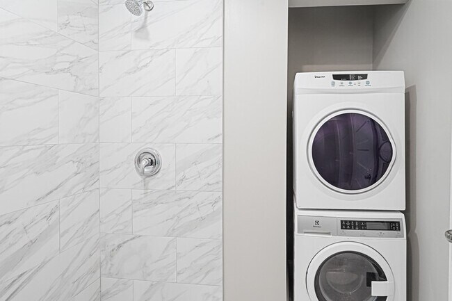 Building Photo - 381 Adams St