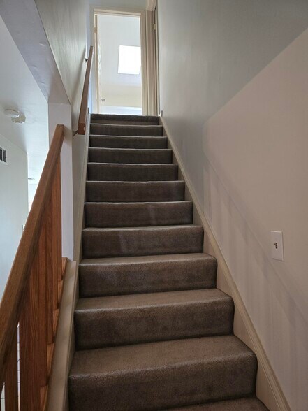 Stairway Upstaira - 121 Treetops Dr