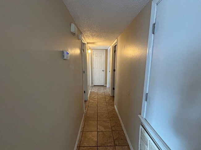 Building Photo - This 3-bedroom, 1.5-bath home in Russellville, AR