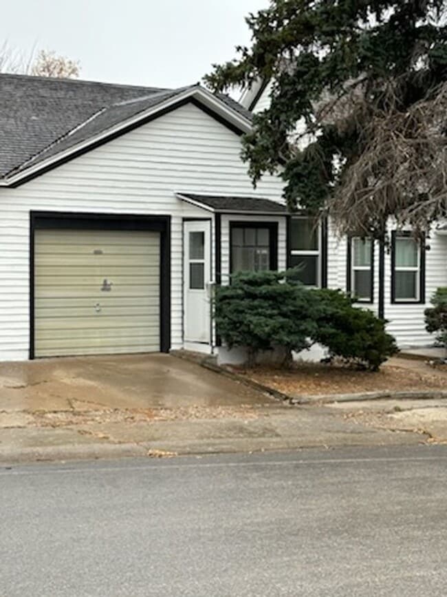 Building Photo - 307 9th St