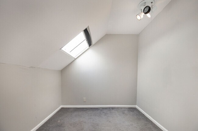 Building Photo - 14718 Bayes Ave