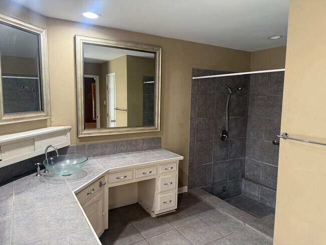 Building Photo - Rental Available Now in Lake Sherwood Acres!